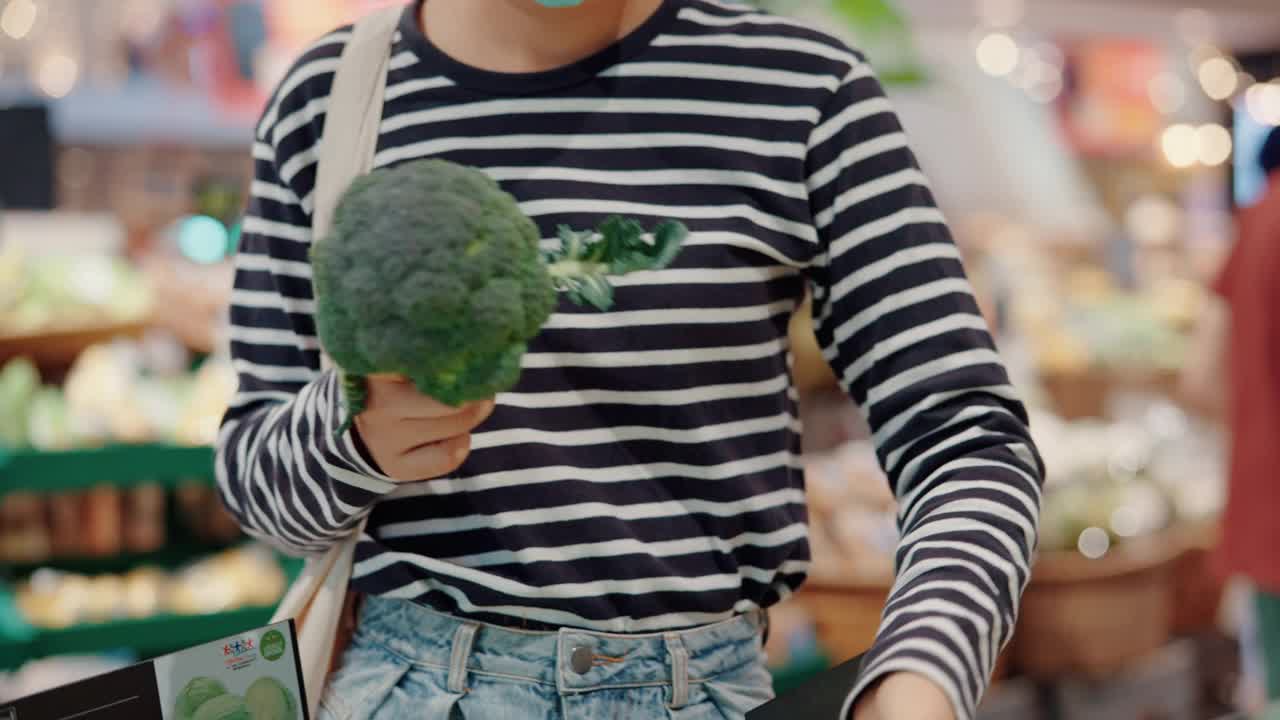 在杂货店购物的妇女。视频素材