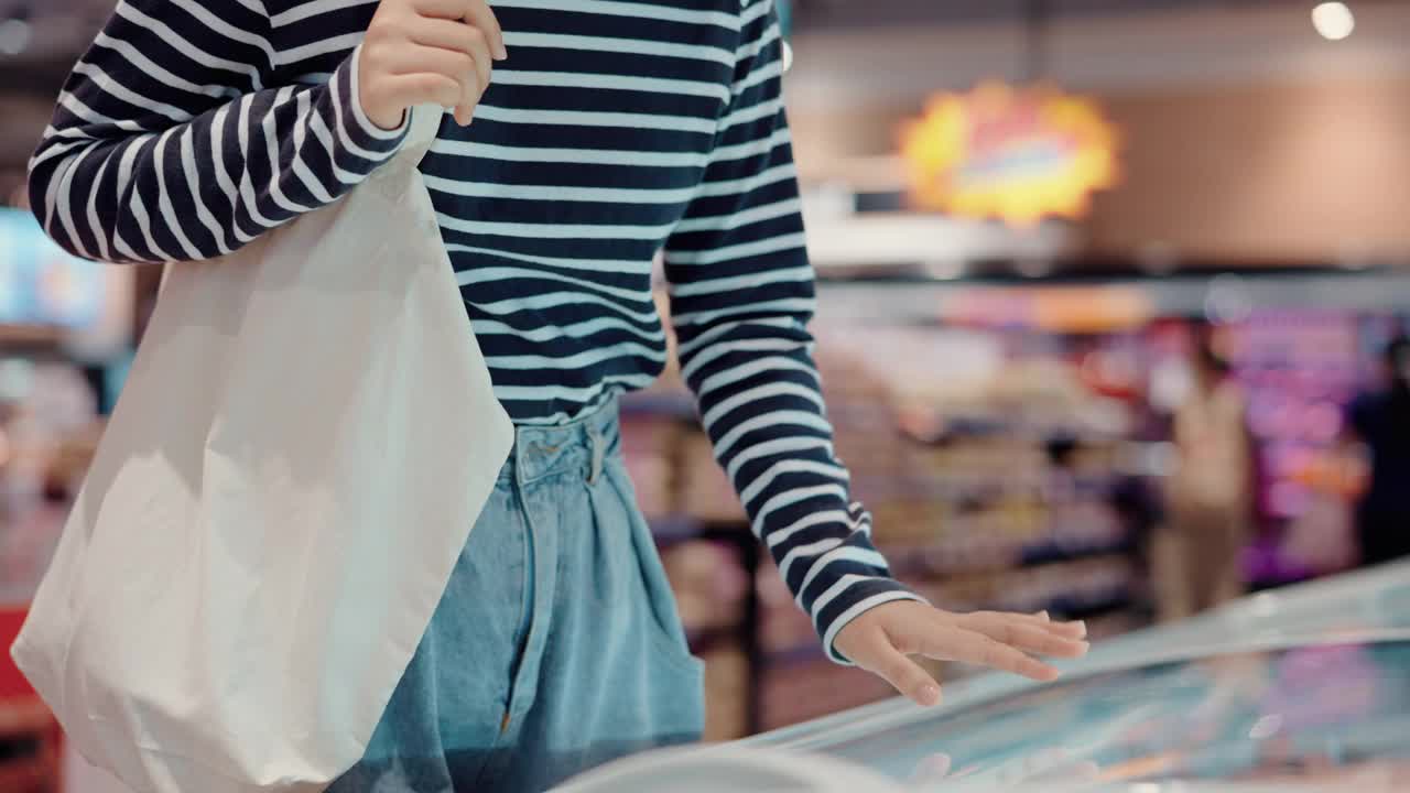 在杂货店购物的妇女。视频素材