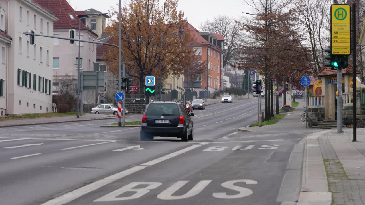 到下一个路口的数字道路速度标志视频素材