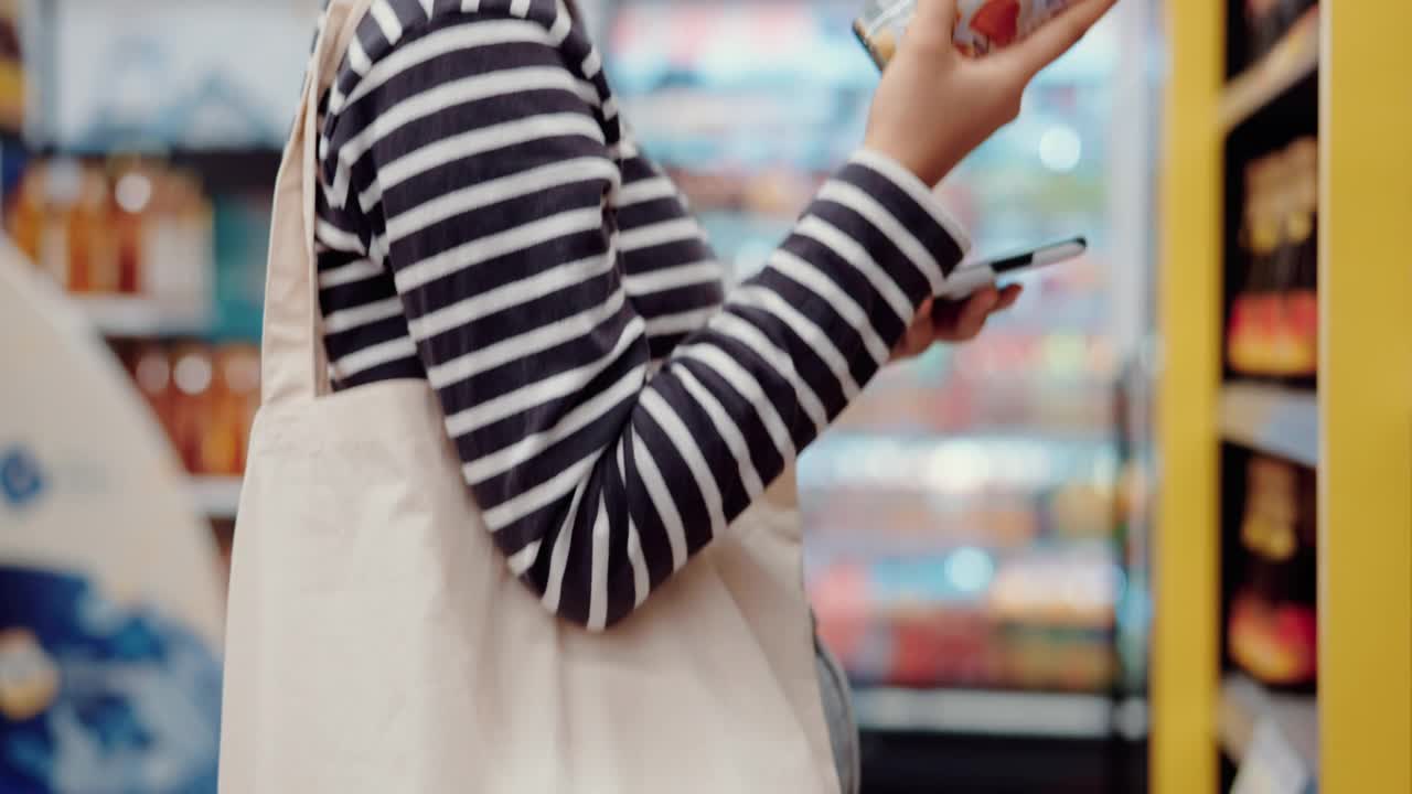 女人在超市购物，戴着口罩。视频素材