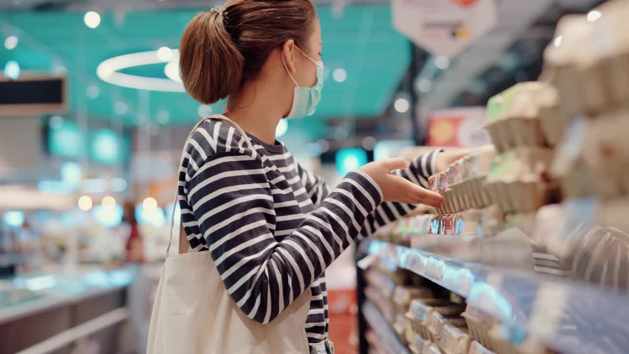 在杂货店购物的妇女。视频素材