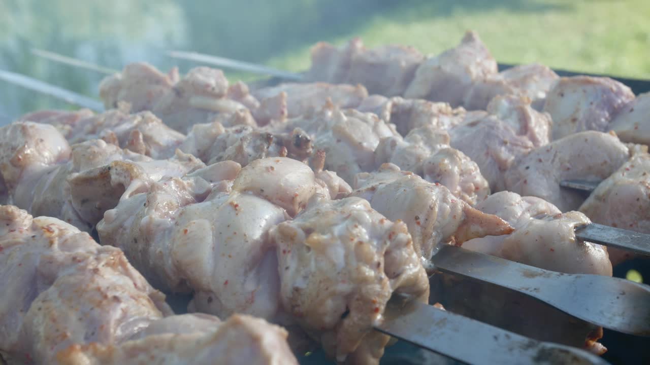 很多新鲜的肉串是在高强度的木炭烤架上烤的。视频素材