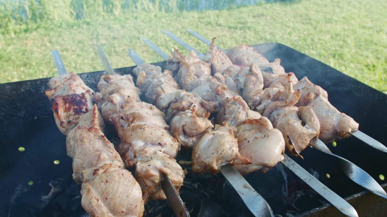 很多新鲜的肉串是在高强度的木炭烤架上烤的。视频素材