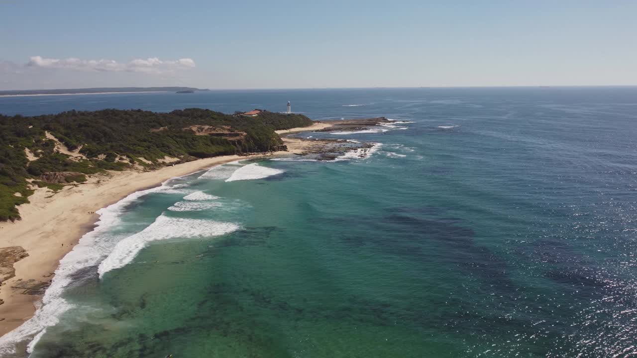 空中下降的诺拉头卵石海滩剪辑视频素材