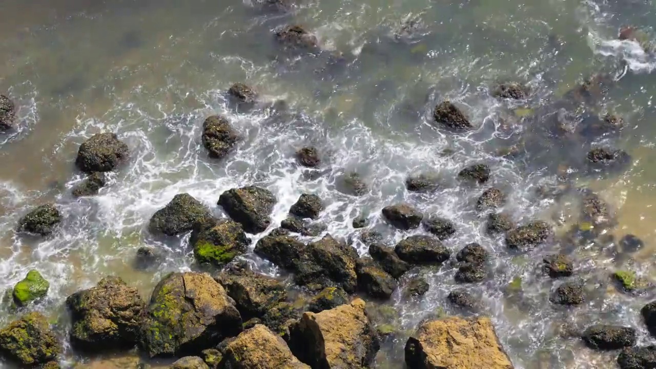 海浪冲击着葡萄牙海岸的岩石视频素材