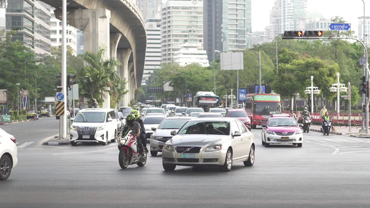 交通sala daeng路口区域泰日大桥在拉玛4路泰国曼谷。视频素材