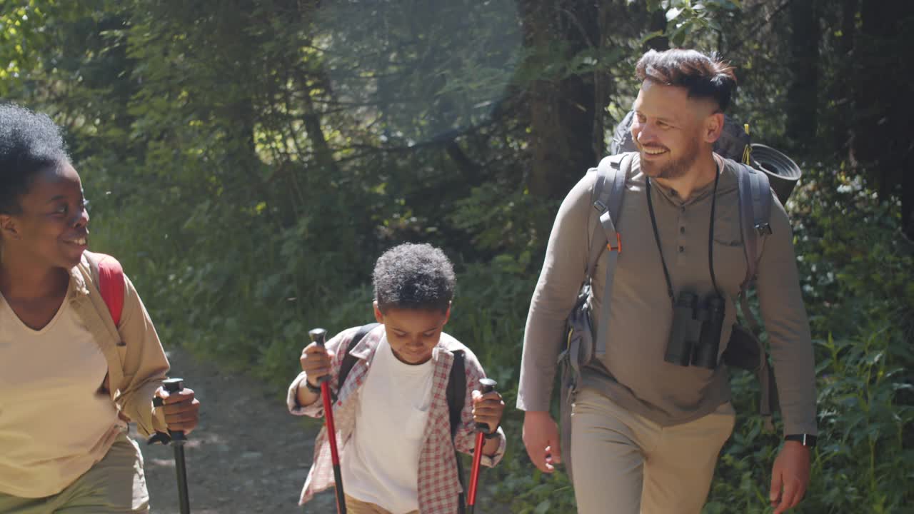 欢乐的多民族家庭在暑假一起徒步旅行视频素材