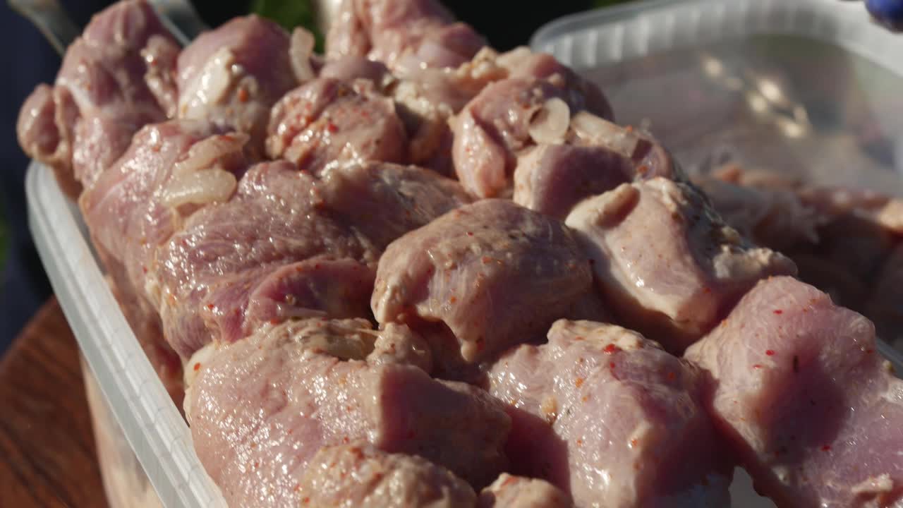 腌肉准备用于户外野餐烧烤。视频素材