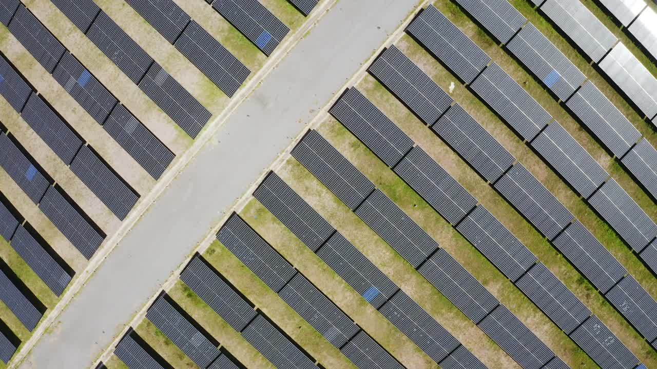 太阳能电池领域的太阳能电池板鸟瞰图。鸟瞰。视频素材