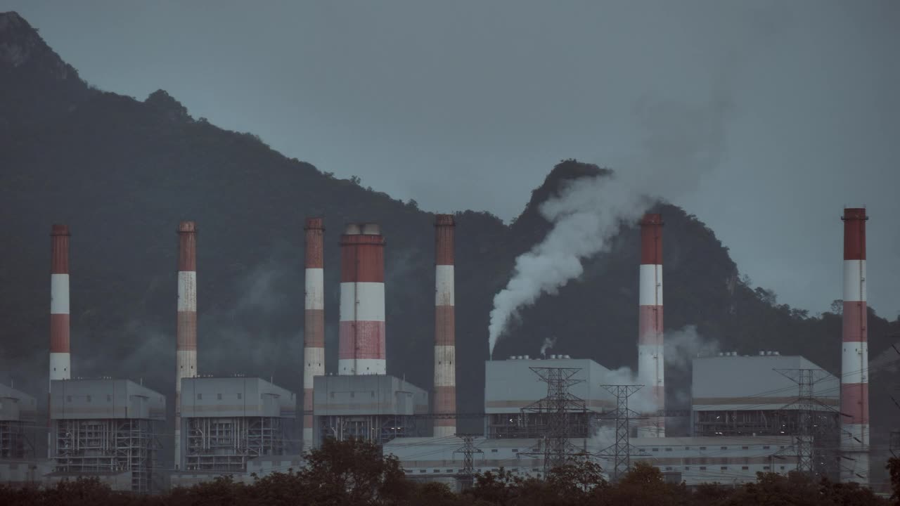 燃煤发电厂造成的空气污染视频素材