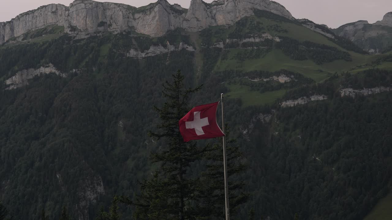 阿彭策ellerland的风景和瑞士国旗视频素材