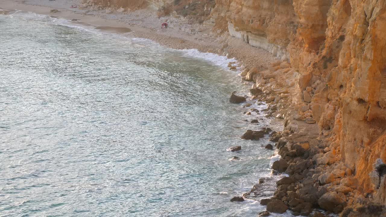 葡萄牙普拉亚多纳阿纳海滩的悬崖视频素材