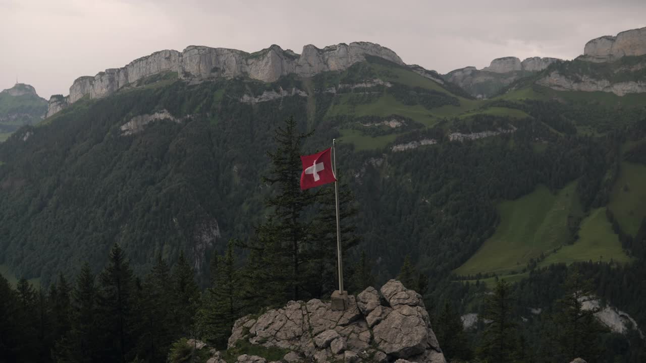 阿彭策ellerland的风景和瑞士国旗视频素材