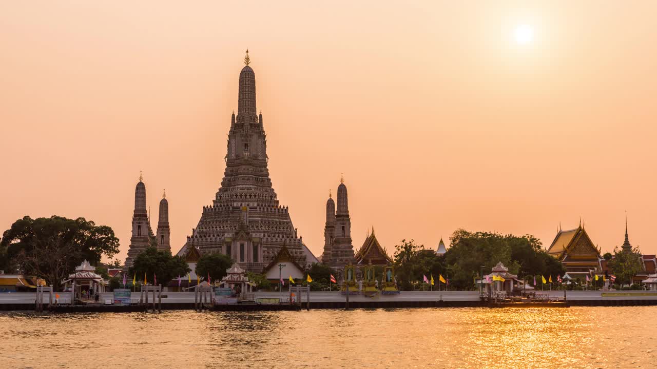 为庆祝爱尔兰国庆日(圣帕特里克节)，泰国曼谷湄南河上的Wat Arun Temple在夕阳下。视频素材