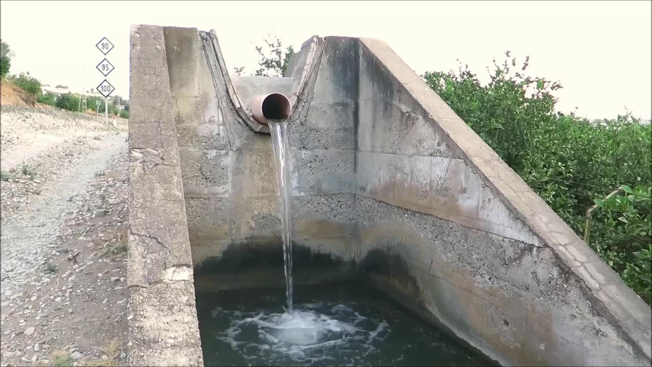 灌溉渠下降到一个水平视频素材