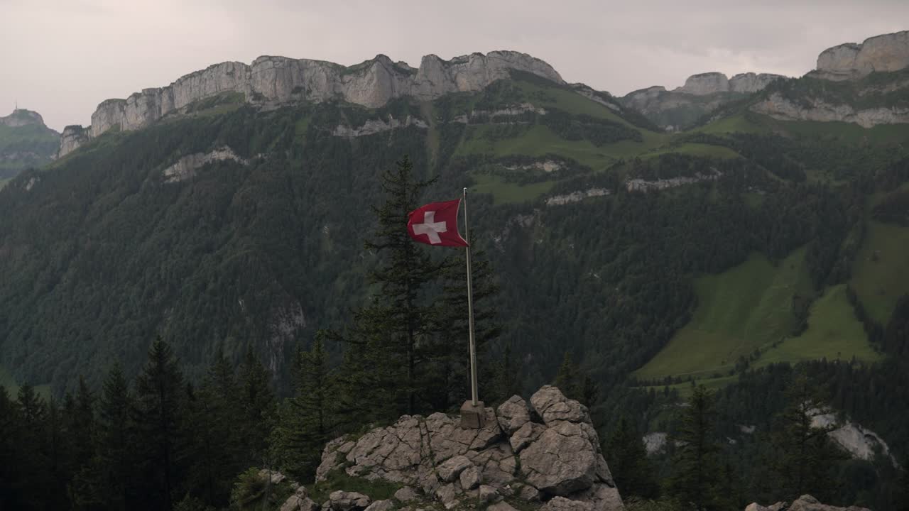 慢镜头:阿彭策ellerland的风景和瑞士国旗视频素材