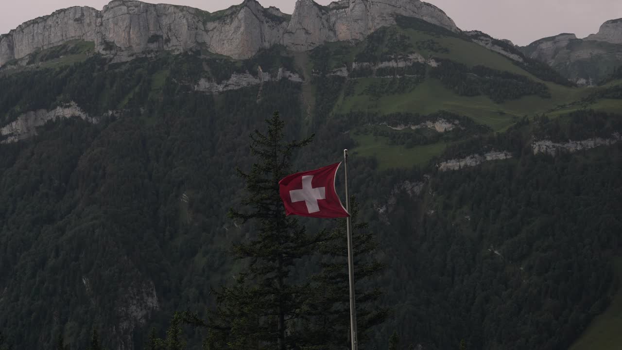 慢镜头:阿彭策ellerland的风景和瑞士国旗视频素材