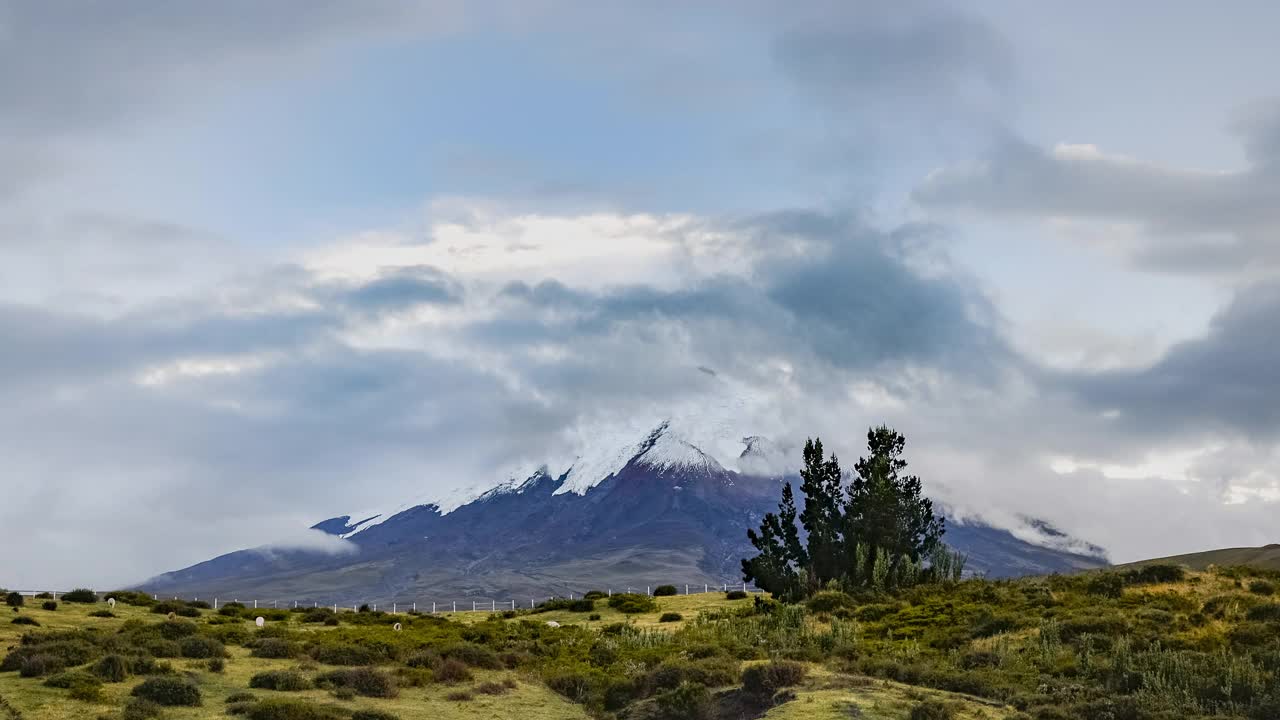 厄瓜多尔科托帕希火山景观的时间推移与云经过其冰雪覆盖的冰川山顶。在南美洲日落时时间流逝视频素材