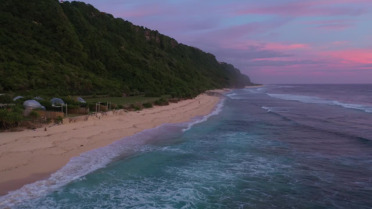 无人机拍摄的巴厘岛nanyang Nyang海滩上的日落视频素材