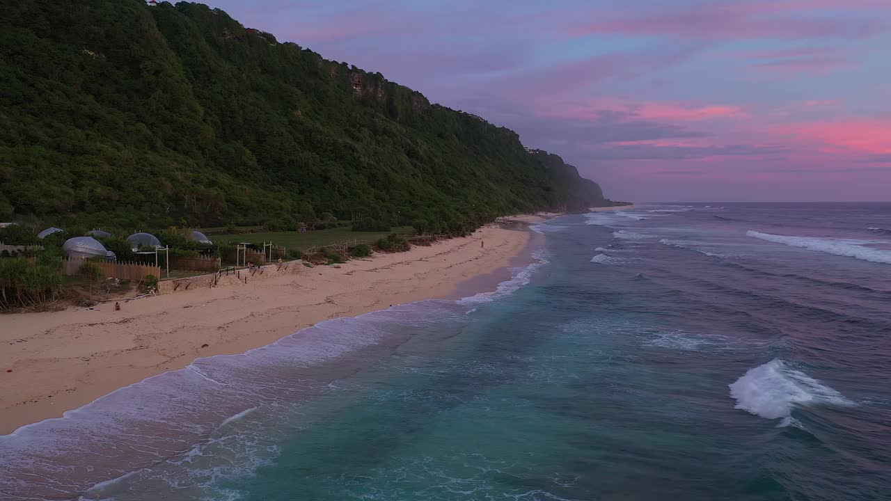 无人机拍摄的巴厘岛nanyang Nyang海滩上的日落视频素材