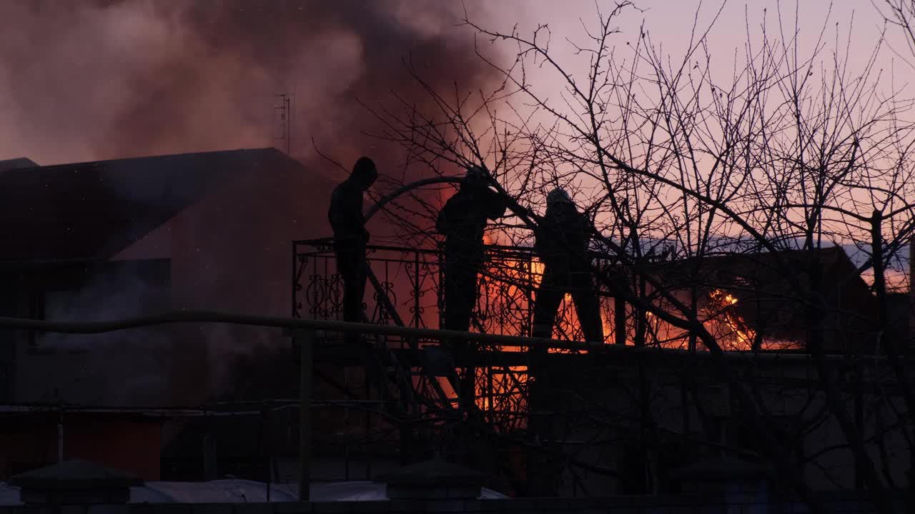 消防队员正在扑灭一座私人房屋。小屋着火了，火焰正在房子里蔓延视频素材