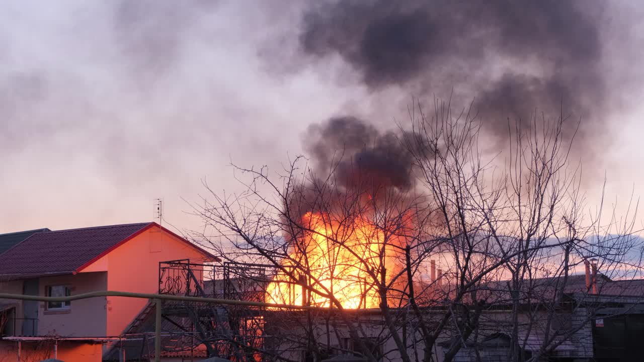 小屋着火了。房子着火了视频素材