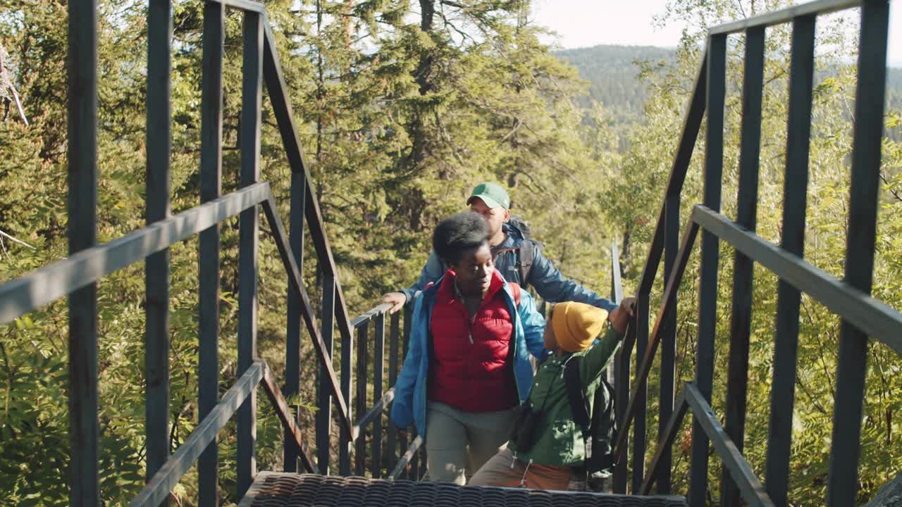国家公园多民族家庭徒步旅行视频素材