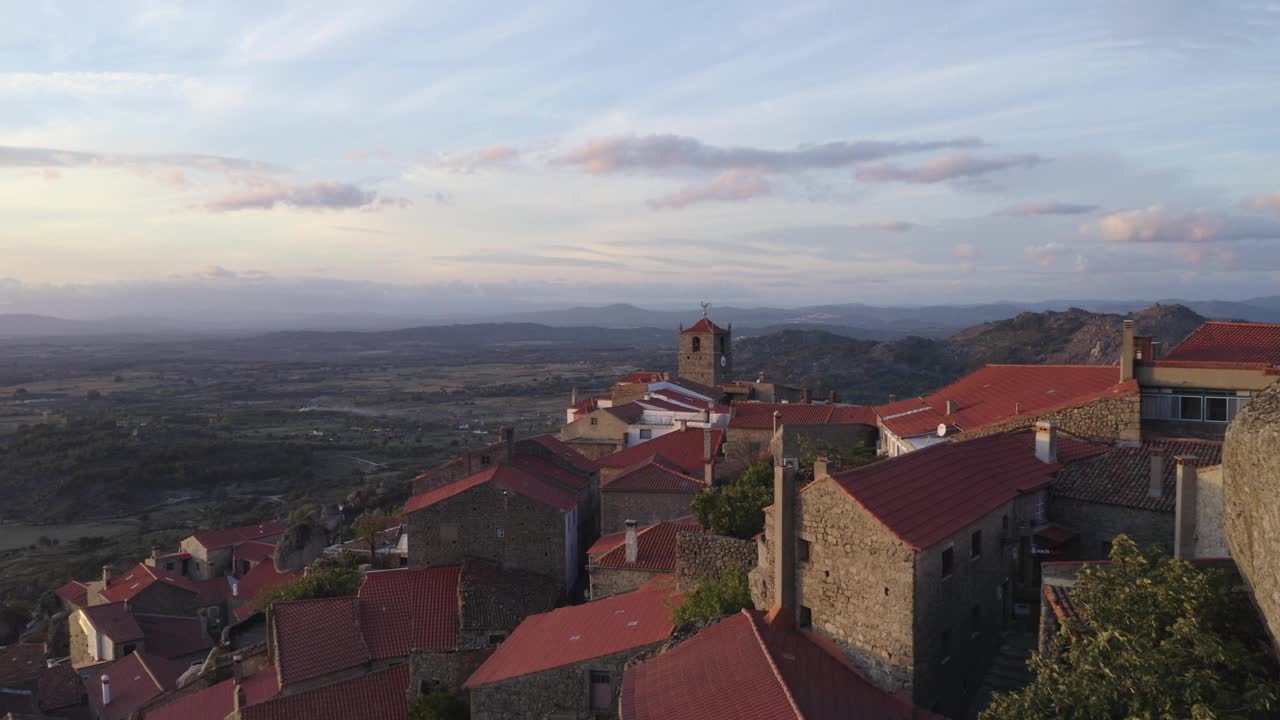葡萄牙日落时分孟山都历史村庄的无人机全景图视频素材