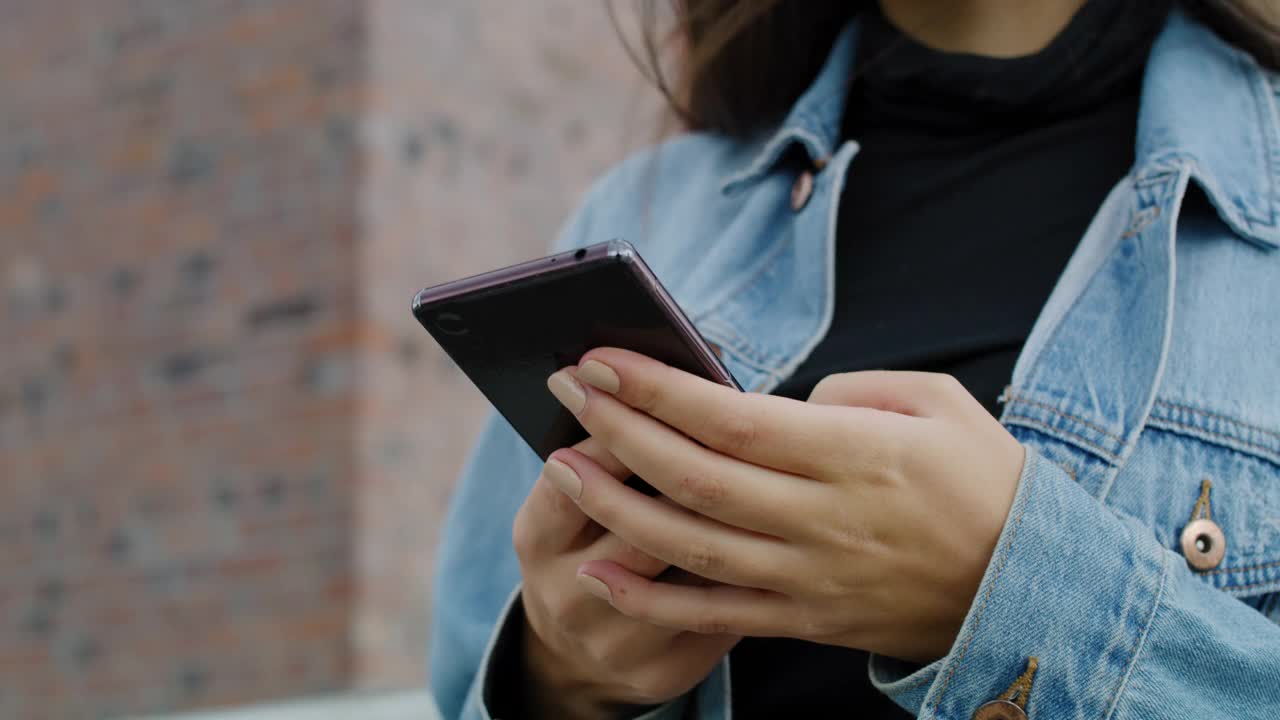 用手机的女人的手。用红氦相机在8K拍摄视频素材