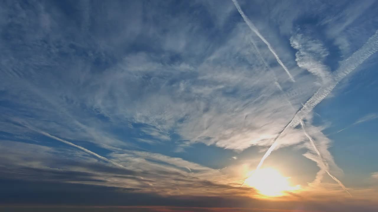 令人惊叹的粉红色紫色的天空在日落在美丽的自然观点的天堂晚日落辉煌视频素材