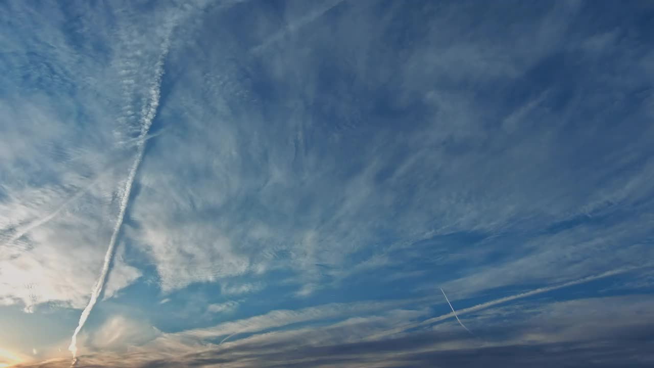 黎明时分的天空中，日出的太阳透过云层，在清晨笼罩着戏剧性的云彩视频素材