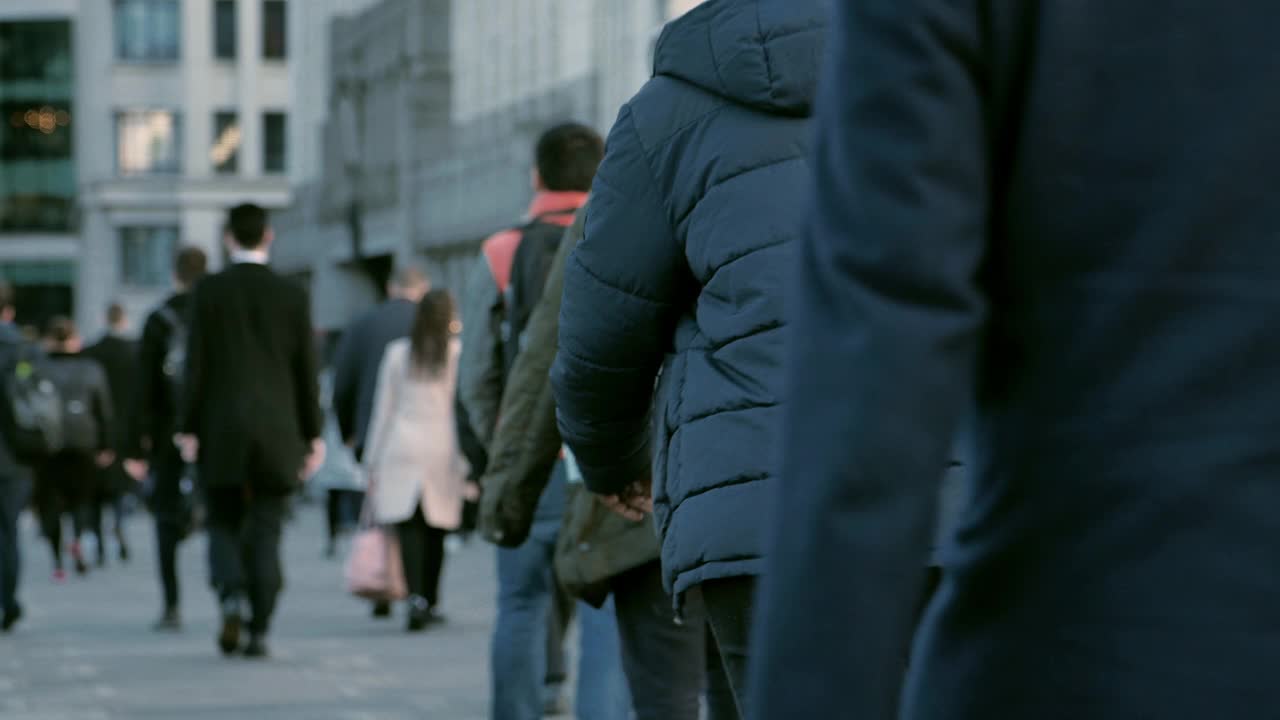 步行上班的通勤者。后面的观点。视频素材