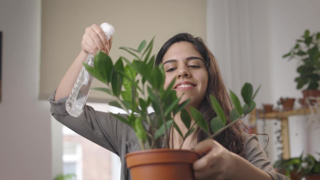 照料植物的女人视频下载