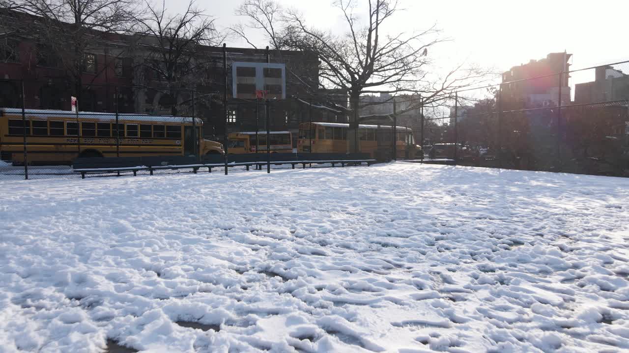 白雪覆盖的篮球场的摄影视频素材