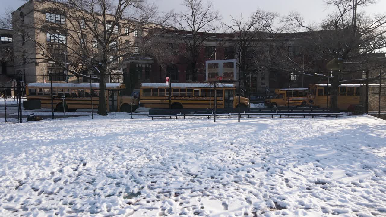 白雪覆盖的篮球场的摄影视频素材