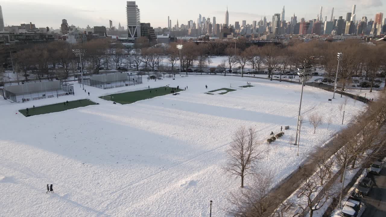 鸟瞰图的积雪覆盖麦卡伦公园在日落视频素材