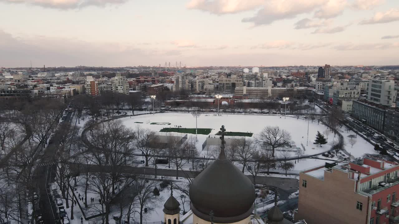 鸟瞰图的积雪覆盖麦卡伦公园在日落视频素材