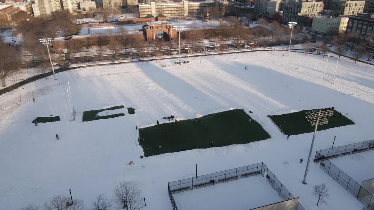 鸟瞰图的积雪覆盖麦卡伦公园在日落视频素材