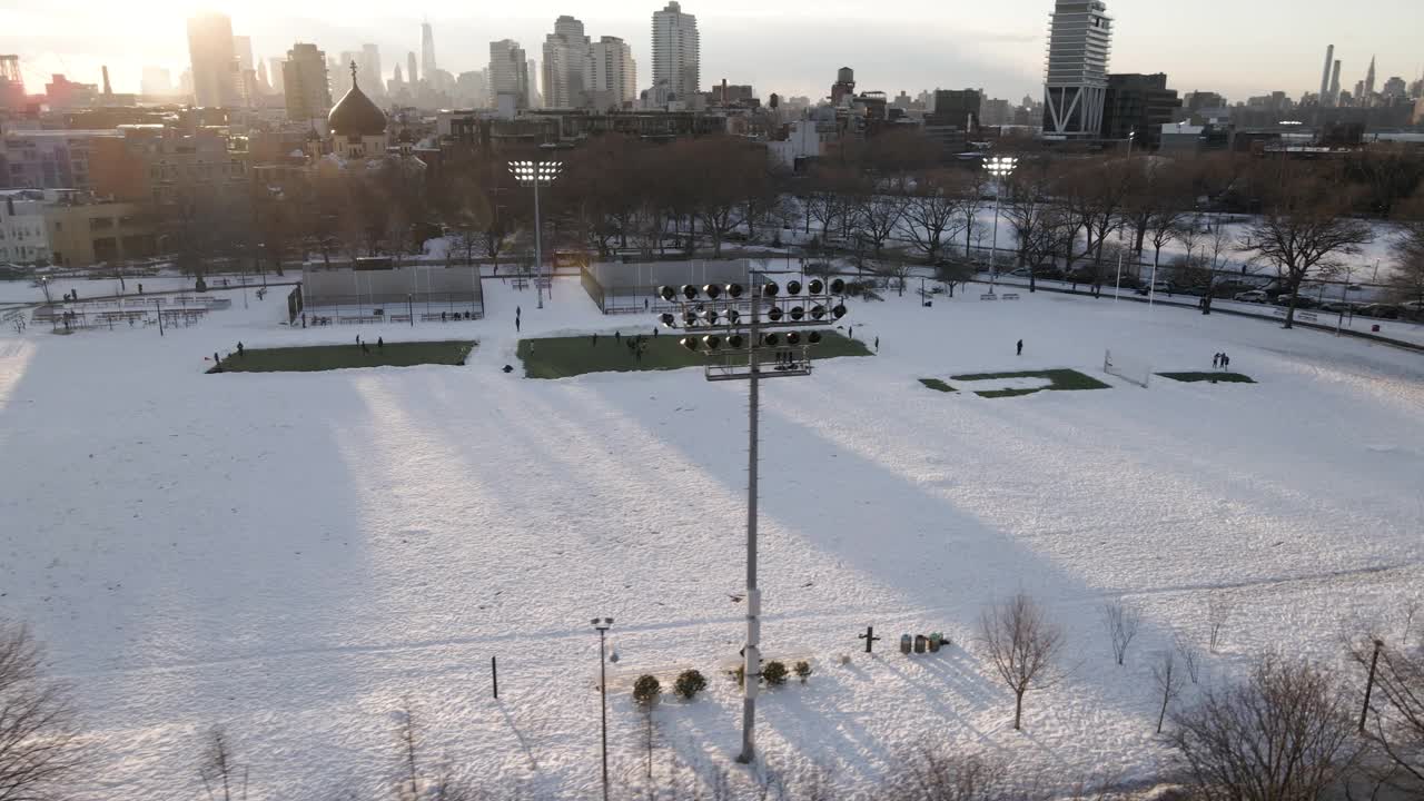 鸟瞰图的积雪覆盖麦卡伦公园在日落视频素材