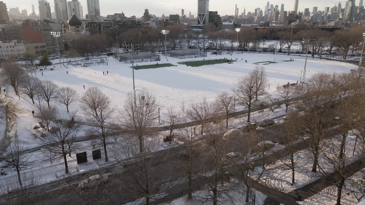 鸟瞰图的积雪覆盖麦卡伦公园在日落视频素材