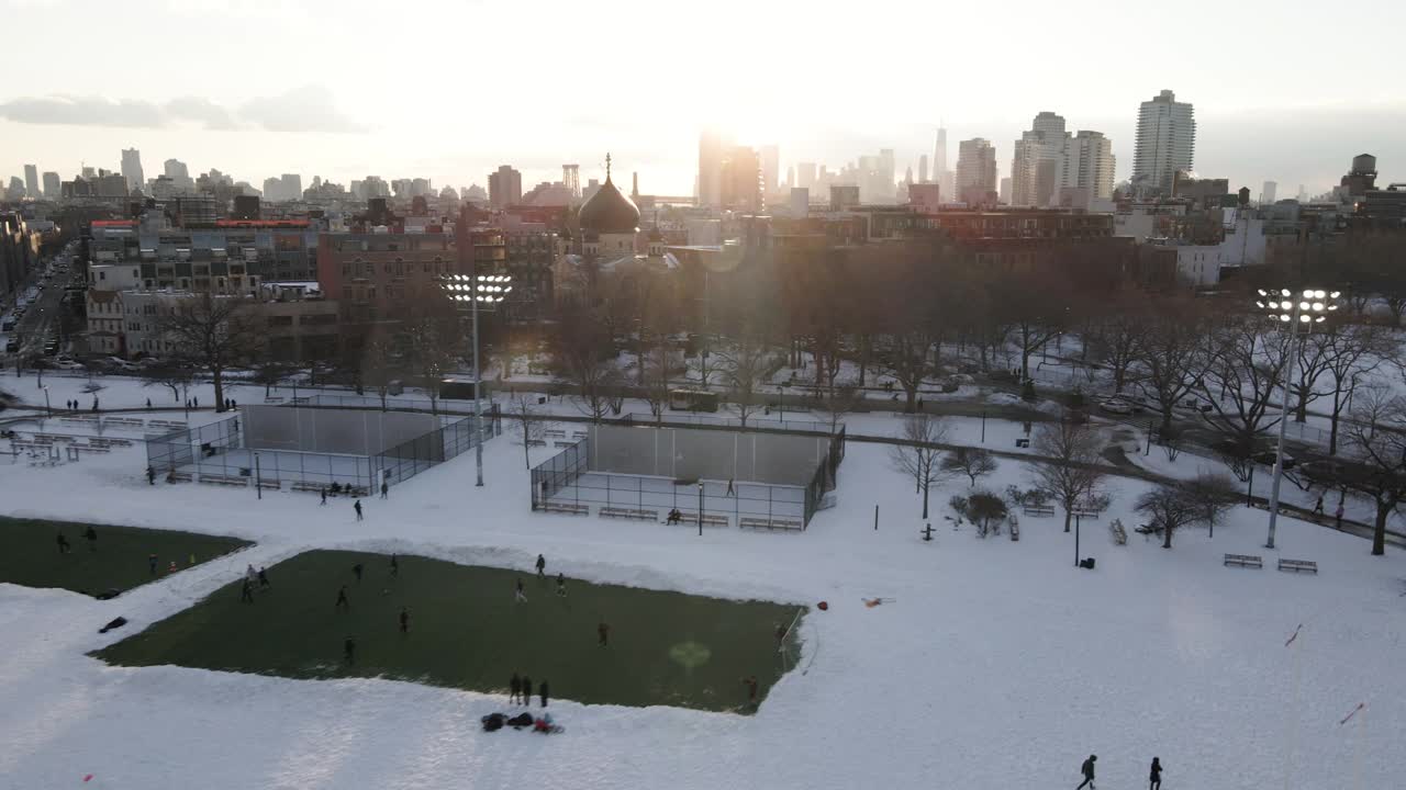 鸟瞰图的积雪覆盖麦卡伦公园在日落视频素材