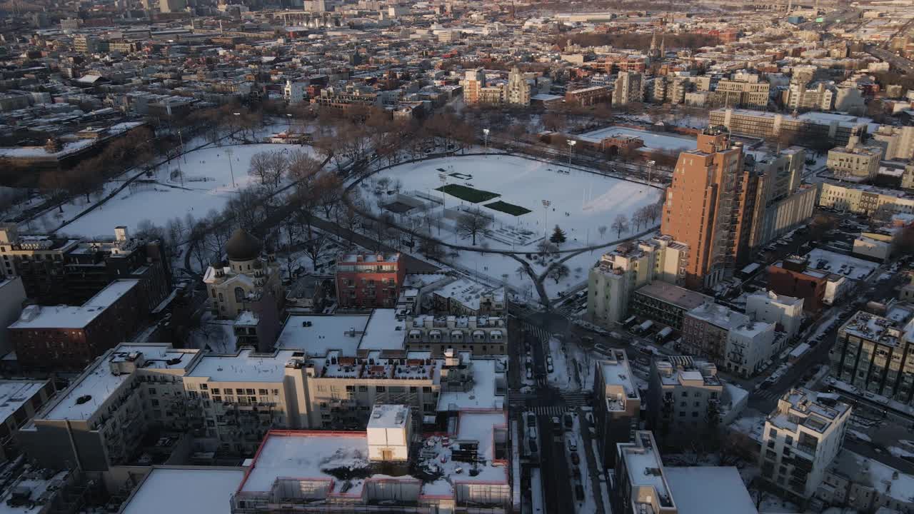 鸟瞰图的积雪覆盖麦卡伦公园在日落视频素材