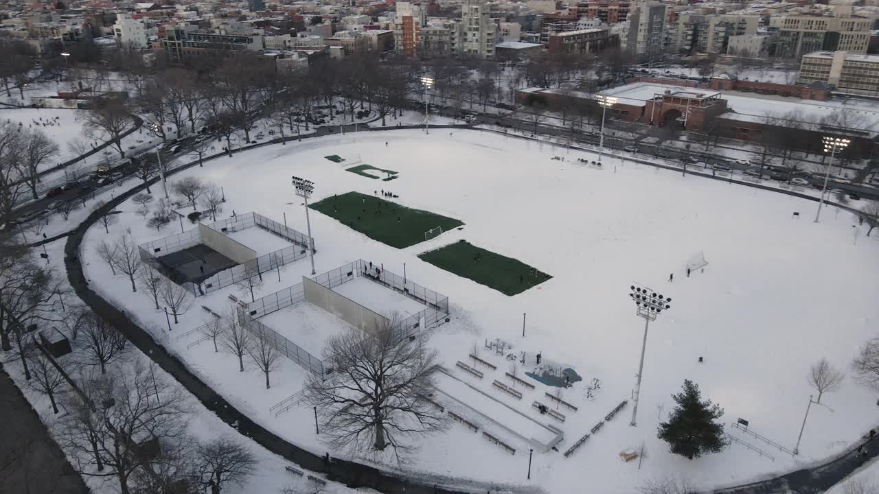 鸟瞰图的积雪覆盖麦卡伦公园在日落视频素材