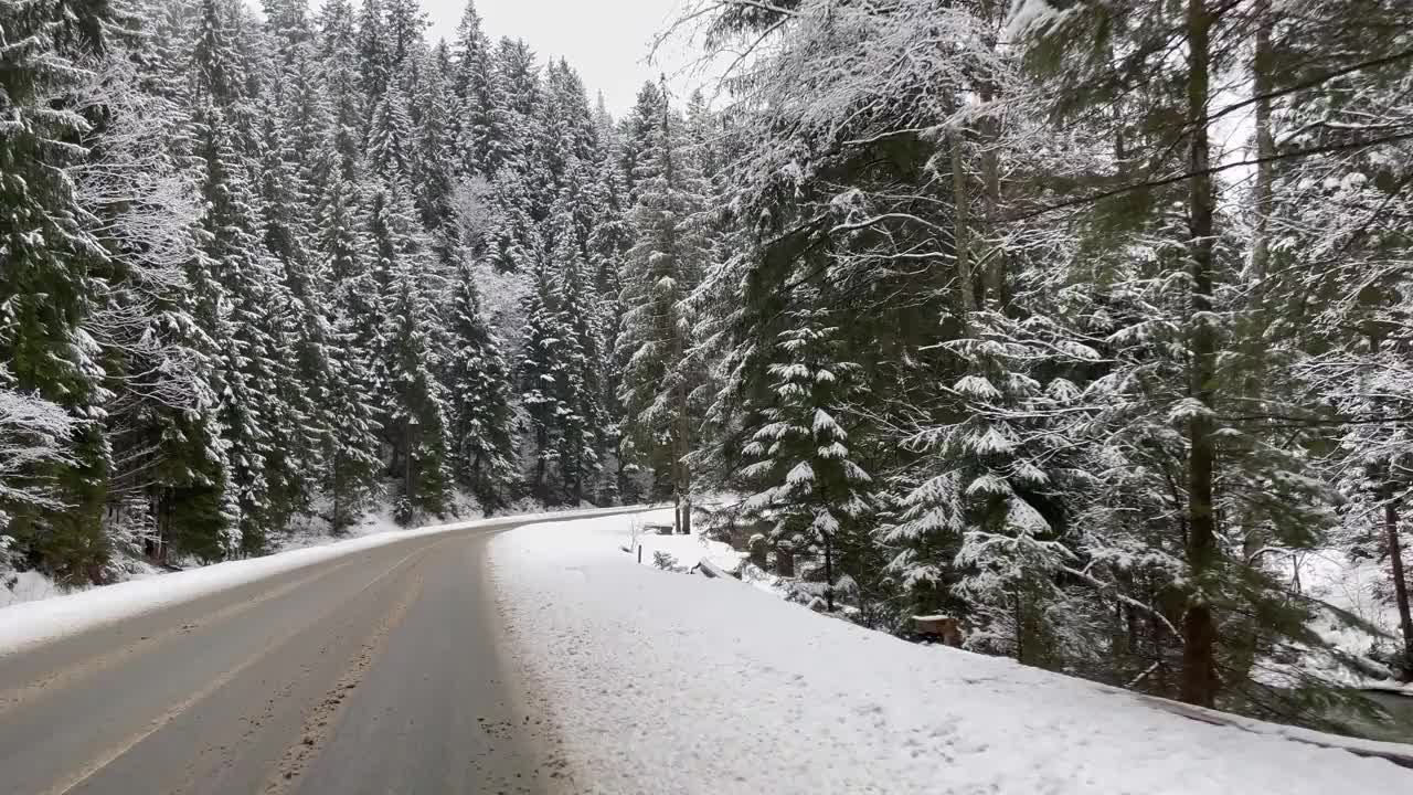 视野到冰雪覆盖的喀尔巴阡山脉的道路和景观。视频素材