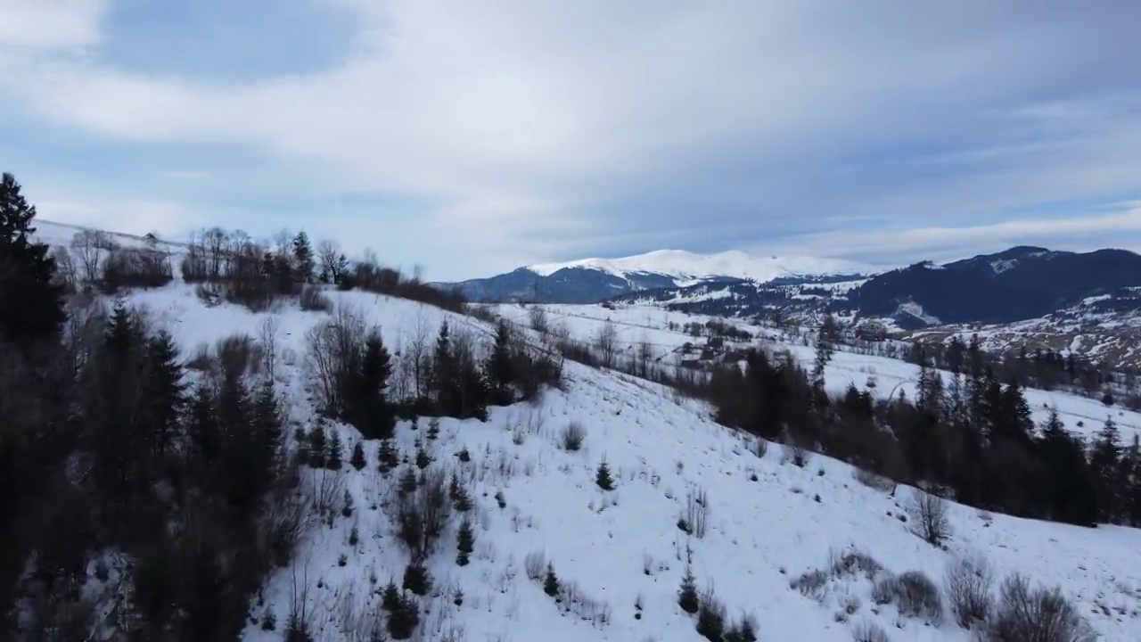 从无人机到覆盖着积雪的喀尔巴阡山脉，山坡上树木繁茂。视频素材