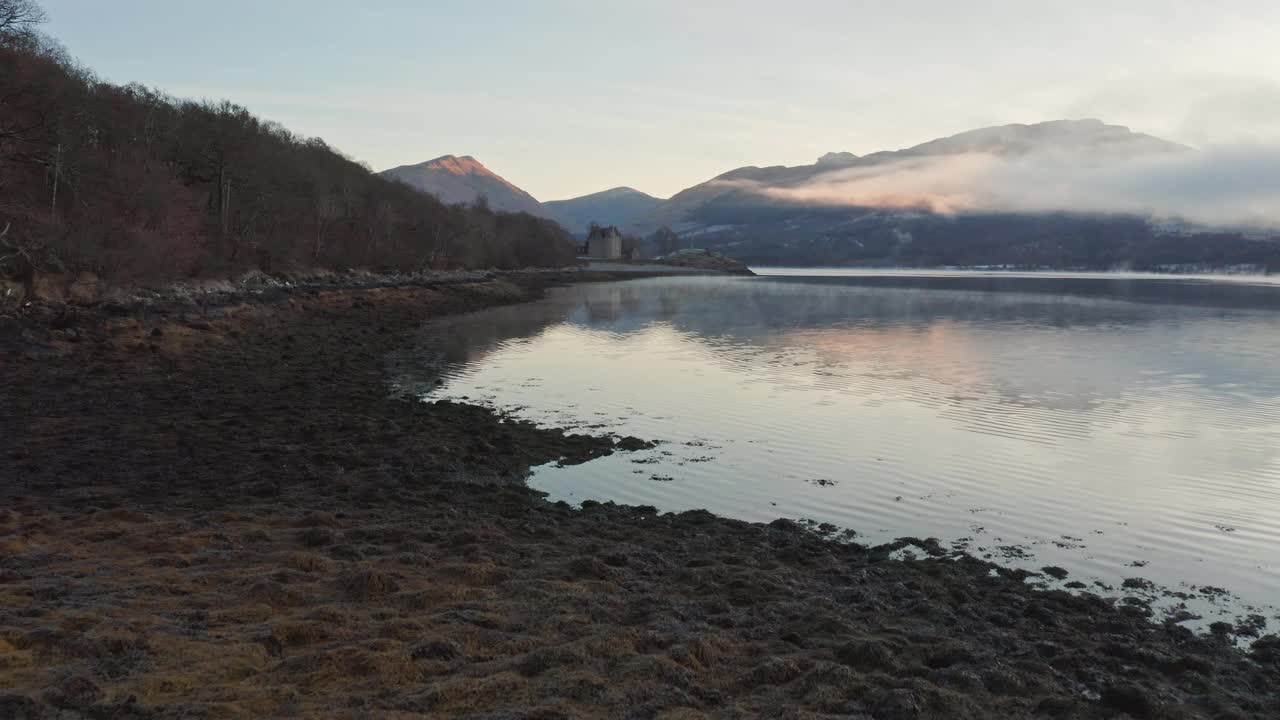 在阿盖尔和比特，苏格兰高地的费尼湖北部海岸的古老的Dunderave城堡的远景-无人机拍摄视频素材