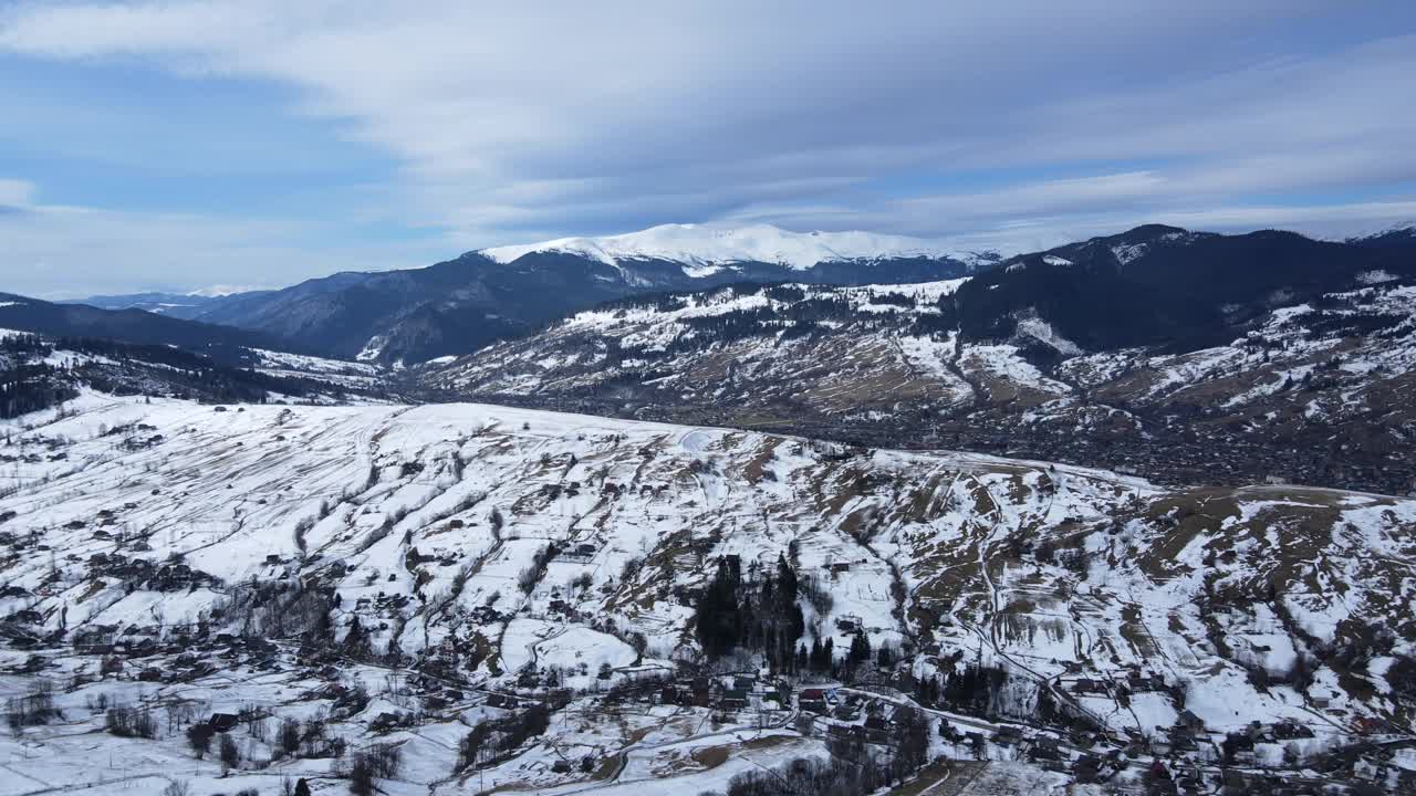 从无人机到冰雪覆盖的喀尔巴阡山脉的景观。视频素材