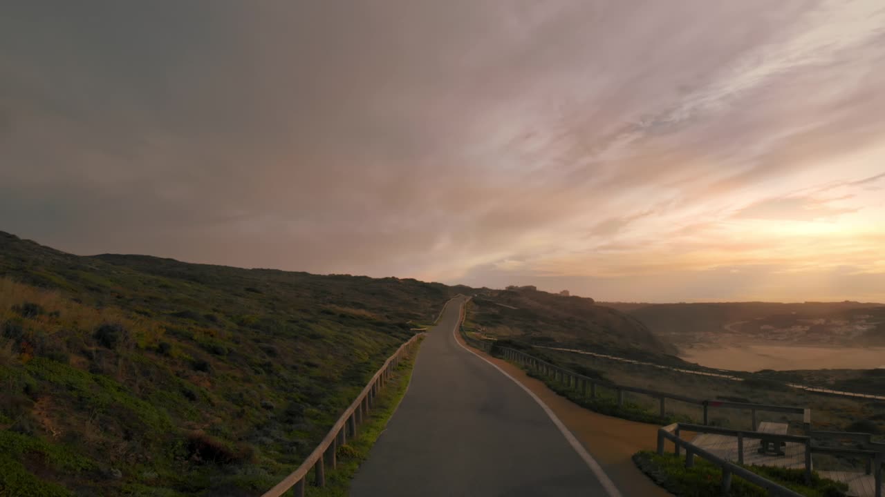 人在长板上骑在空旷的道路在日落视频素材