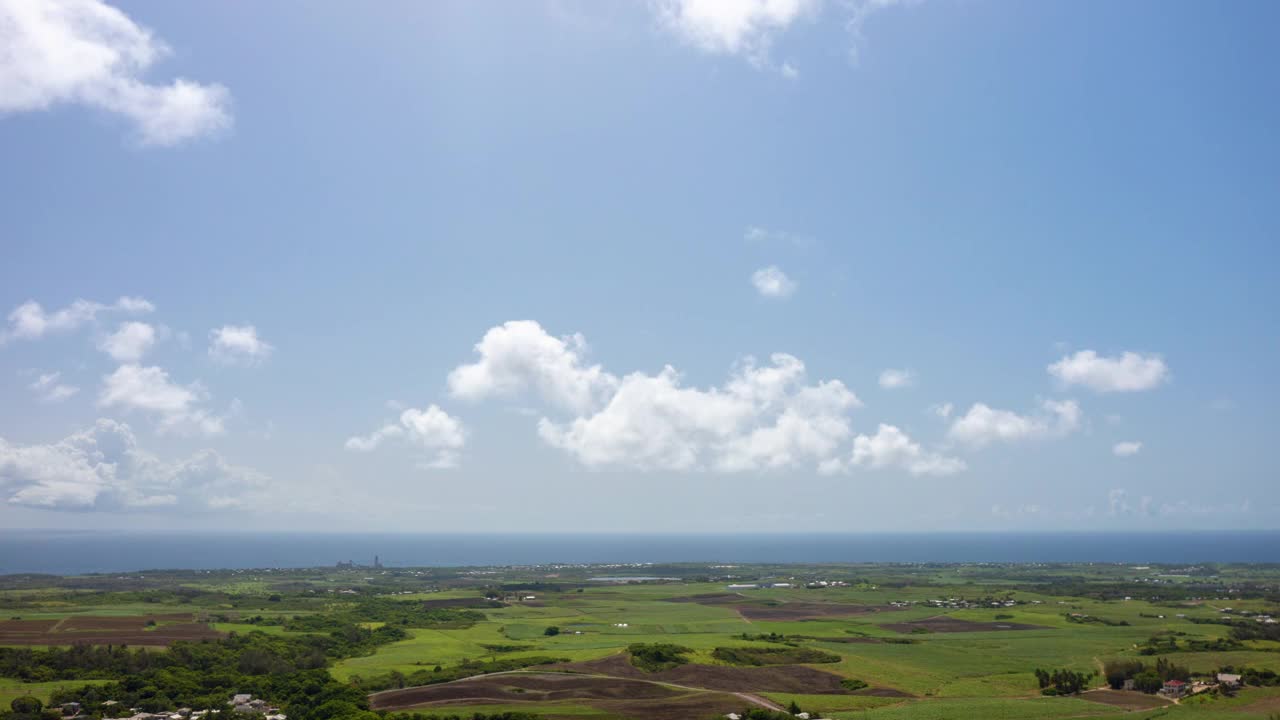 从空中俯瞰加勒比海的农田视频素材