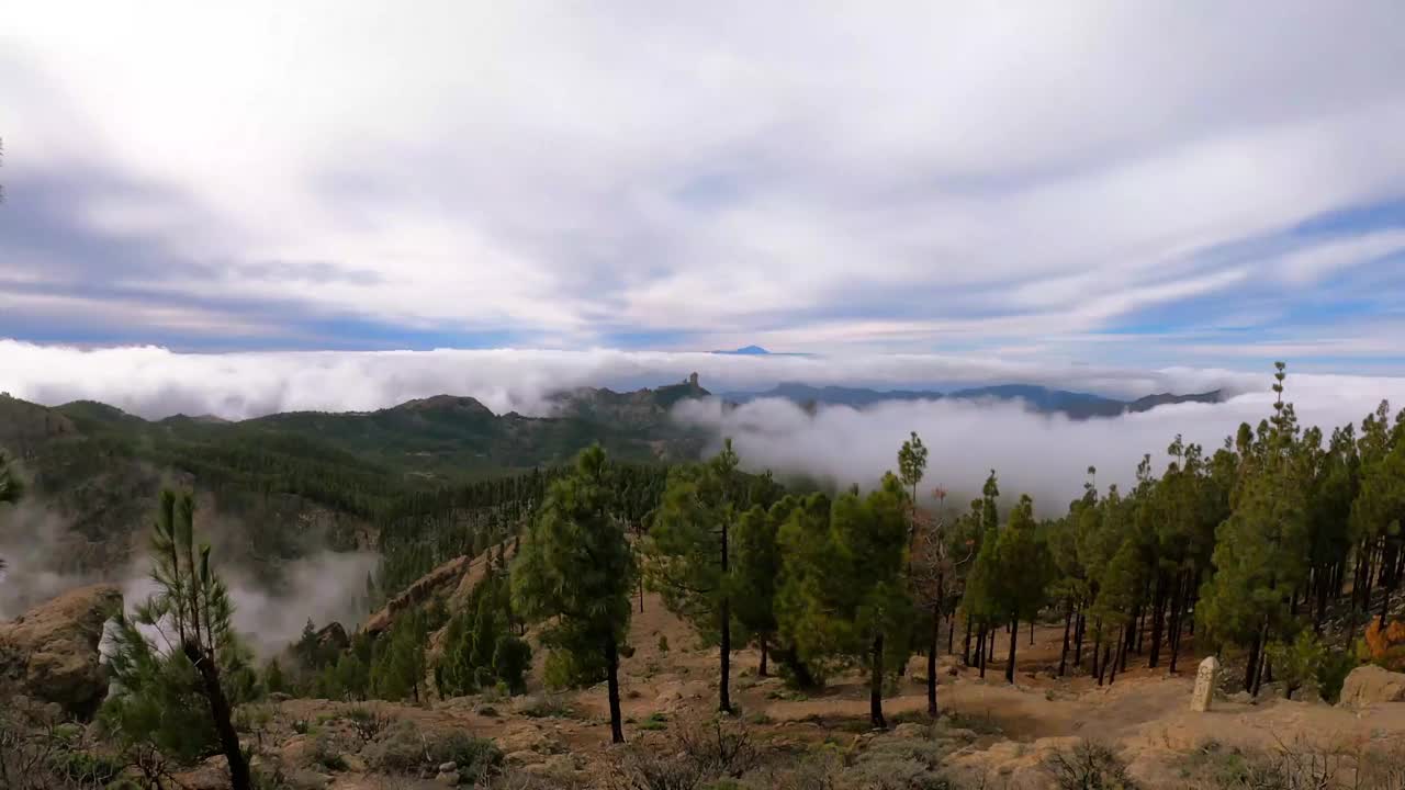 风景与Roque Nublo和Teide高峰与低云运动在加那利群岛，西班牙视频素材